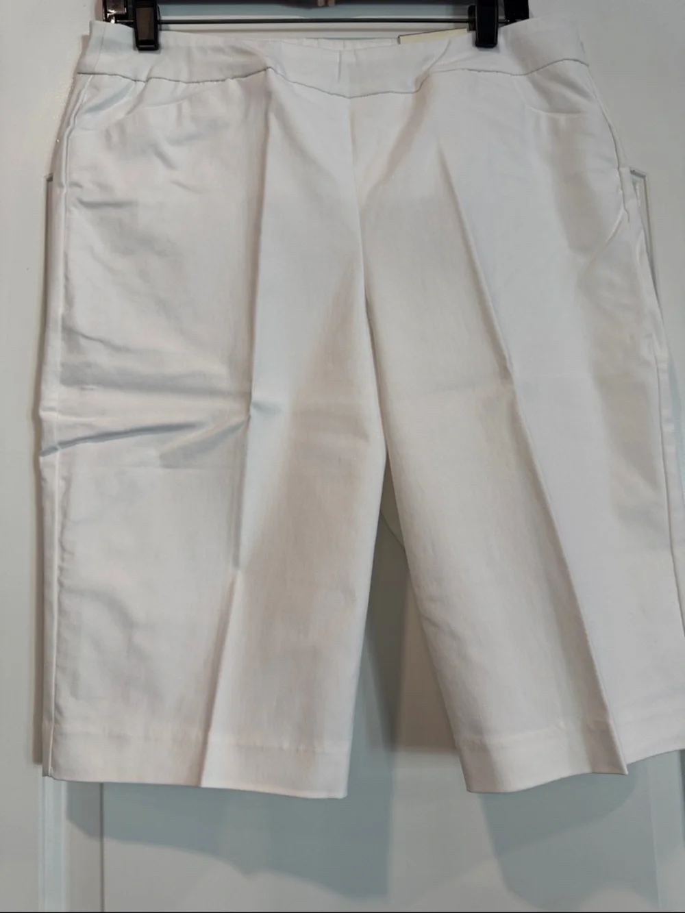 NWT Chico's White Slim Stretch Pull On Bermuda Shorts Size 1.5 (10)